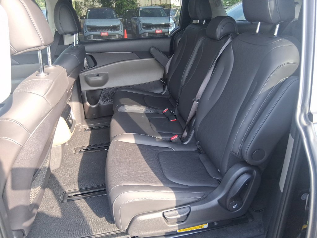 Certified 2026 Kia Carnival EX FWD image 15