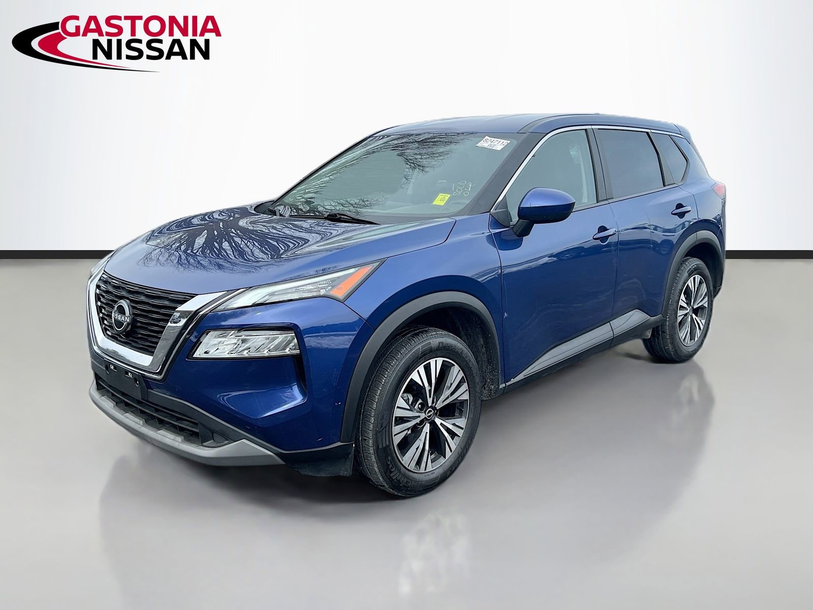 Used 2023 Nissan Rogue SV image 3
