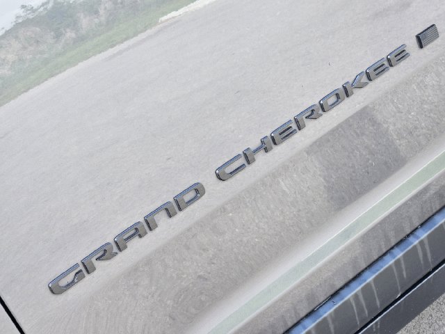 Used 2024 Jeep Grand Cherokee Altitude AWD/4WD image 11