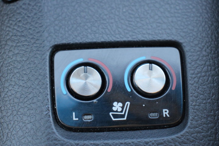 Used 2013 Toyota Avalon Limited FWD image 30
