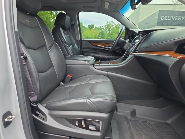 Used 2017 Cadillac Escalade Luxury AWD/4WD image 17