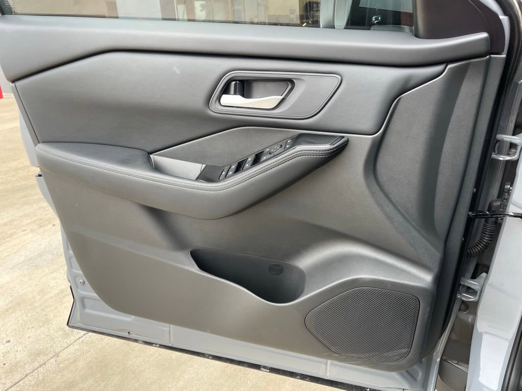 Certified 2026 Nissan Rogue SV FWD image 9