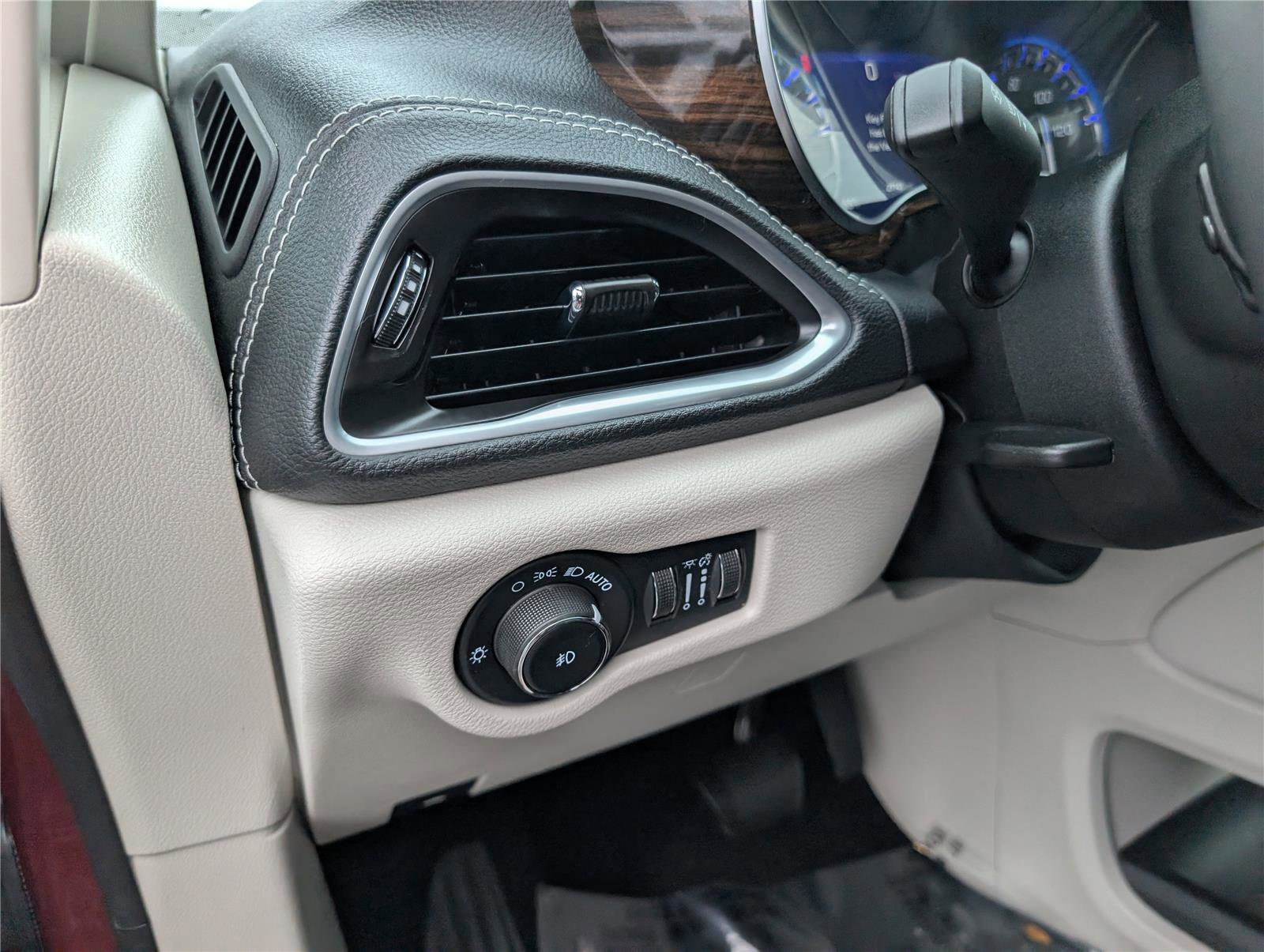Used 2023 Chrysler Pacifica Limited w/ Uconnect Theater Family Group AWD/4WD image 27