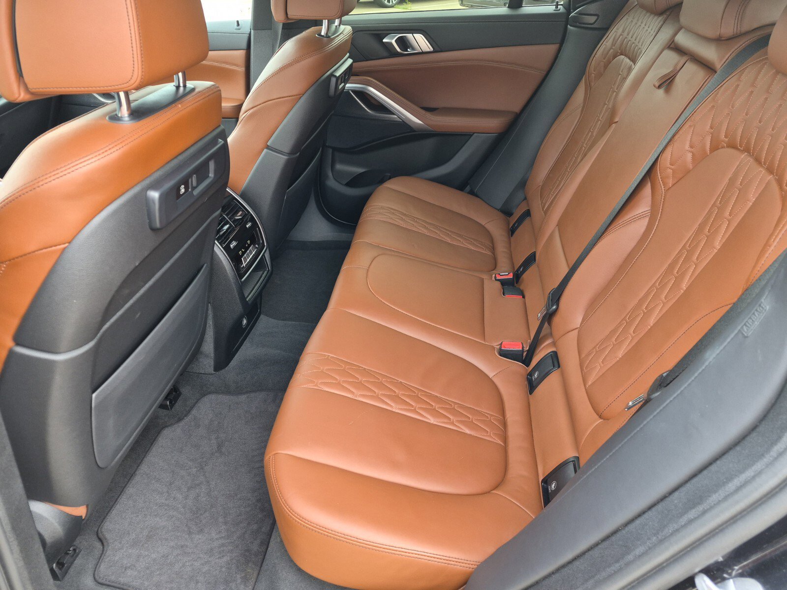 Used 2022 BMW X6 xDrive40i w/ M Sport Package image 16