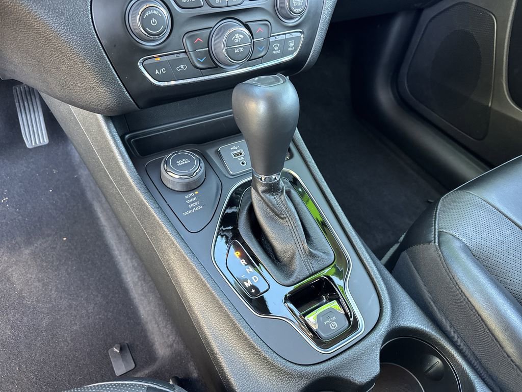 Used 2023 Jeep Cherokee Altitude Lux image 32