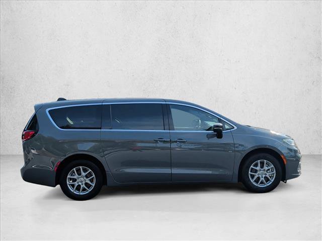 Used 2025 Chrysler Pacifica Select FWD image 4