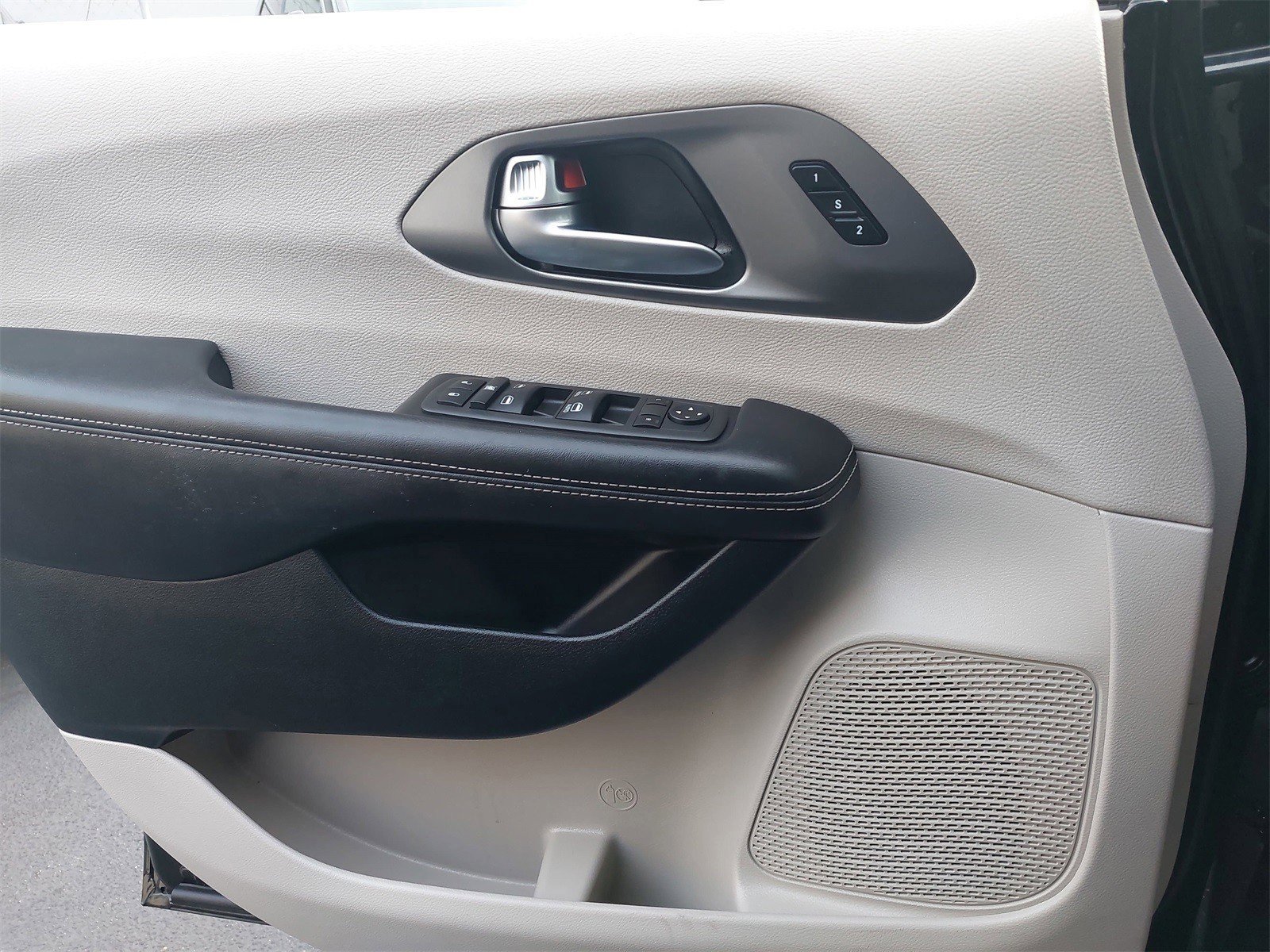 Used 2022 Chrysler Pacifica Touring-L image 35