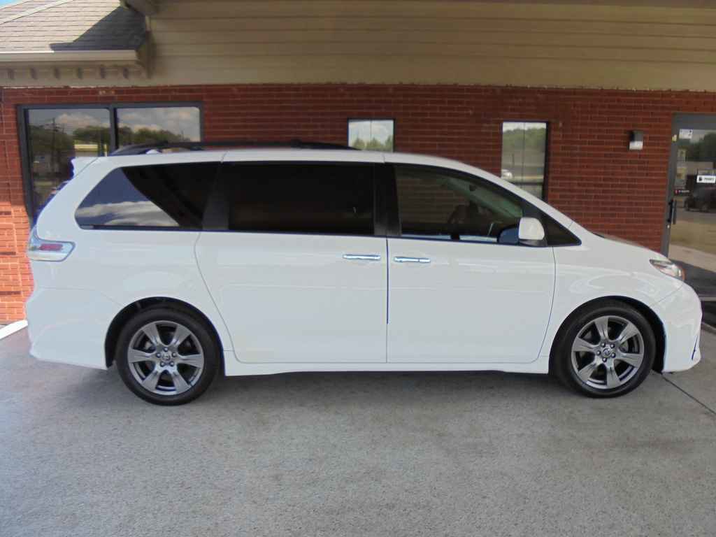 Used 2018 Toyota Sienna SE FWD image 2