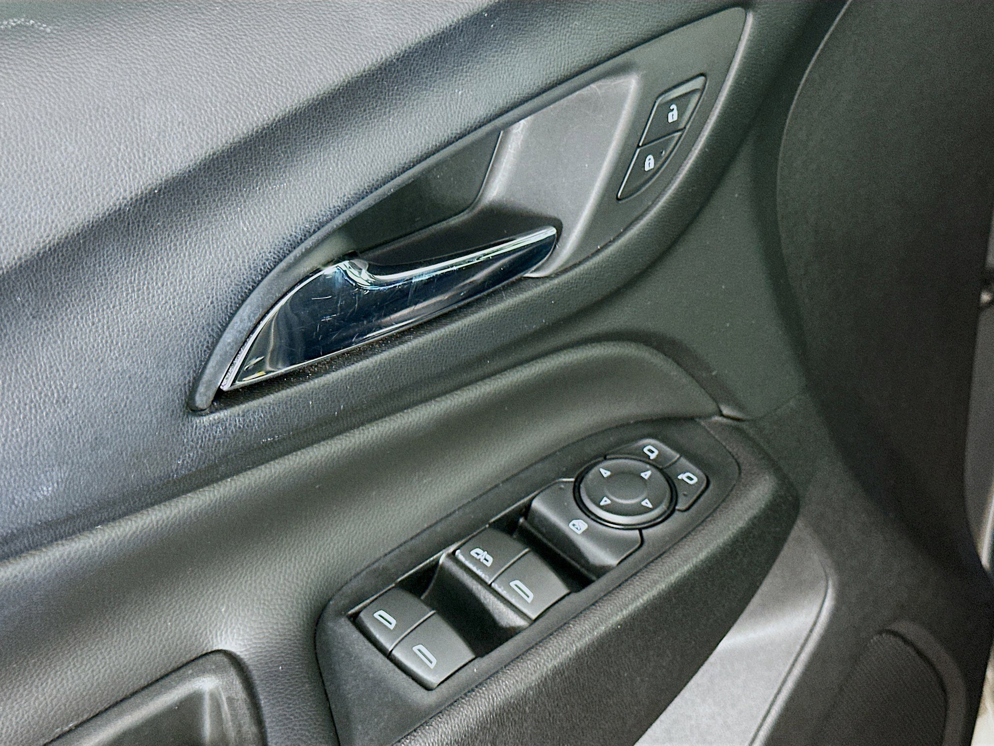 Used 2018 Chevrolet Equinox LT FWD image 15