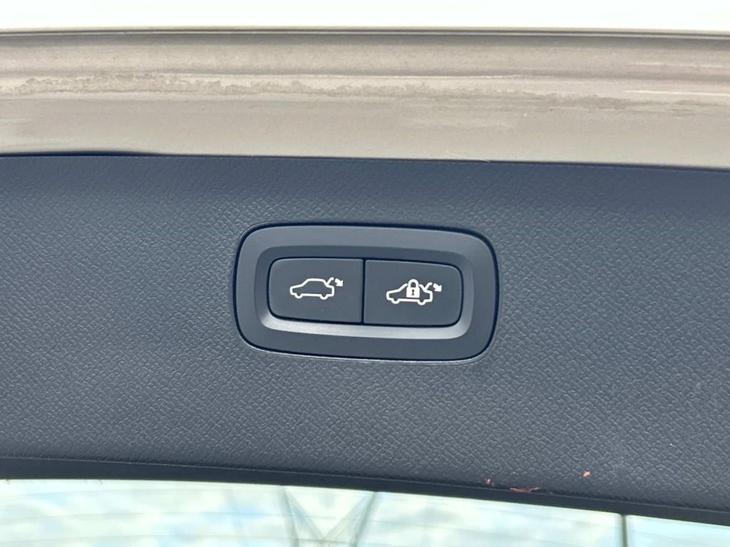 Used 2016 Volvo XC90 T6 Momentum image 14