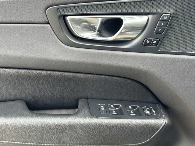 Used 2018 Volvo XC60 T6 Momentum w/ Convenience Package image 18