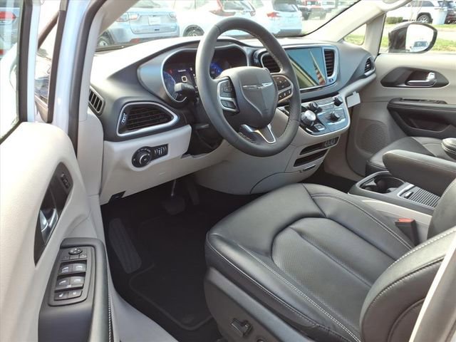 Used 2024 Chrysler Pacifica Touring-L image 15