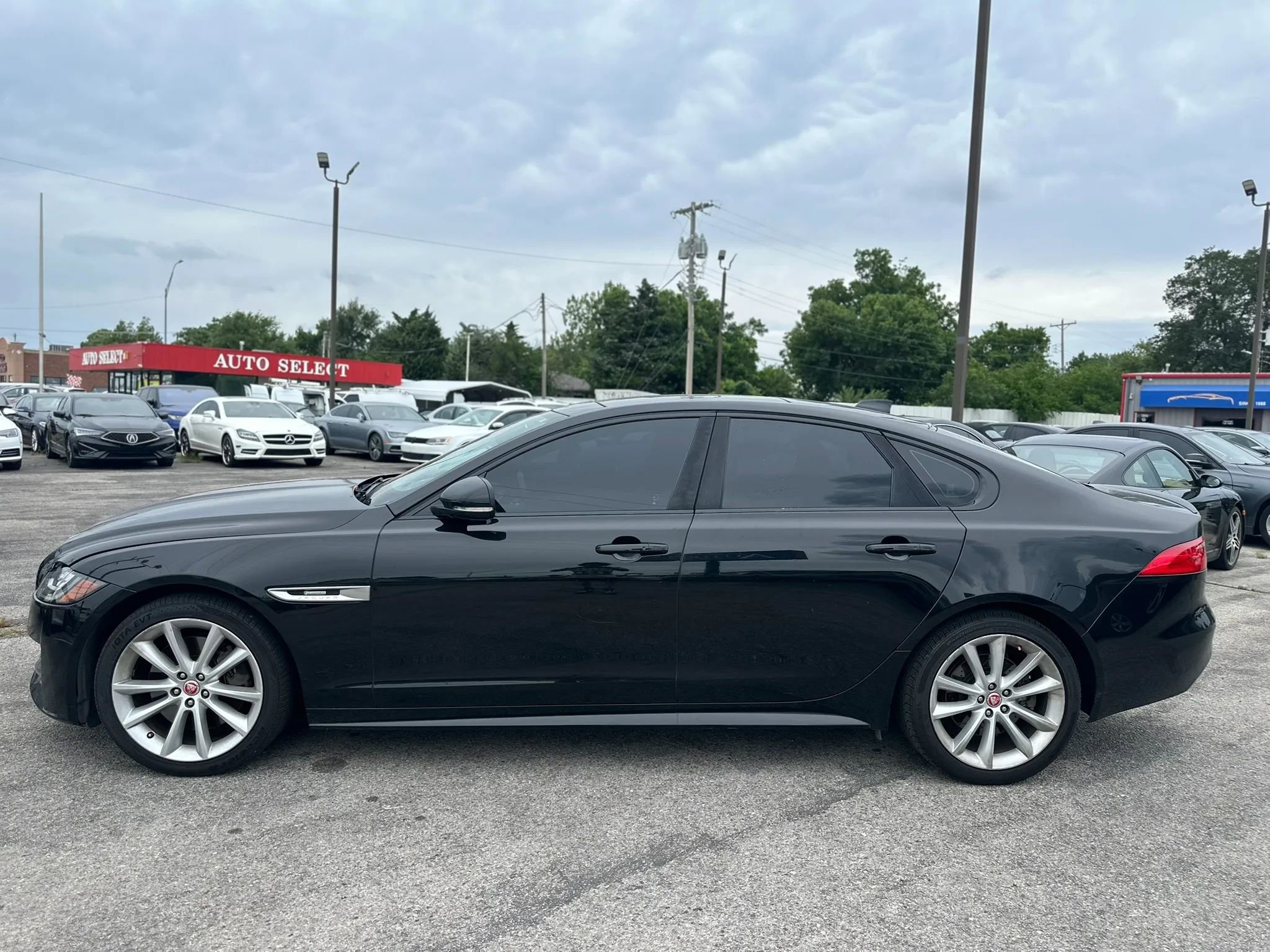 Used 2017 Jaguar XF R-Sport AWD/4WD image 9