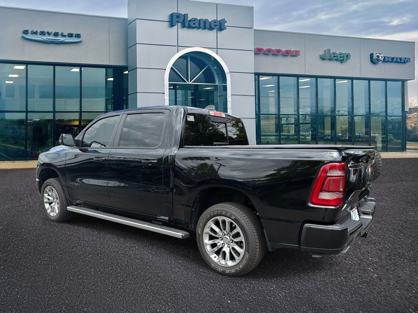 Used 2023 RAM 1500 Laramie AWD/4WD image 3
