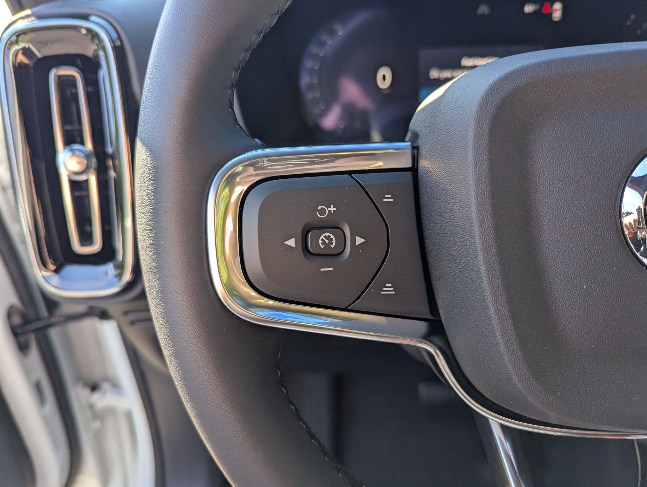 New 2026 Volvo XC40 B5 Ultra w/ Protection Package Premier image 12