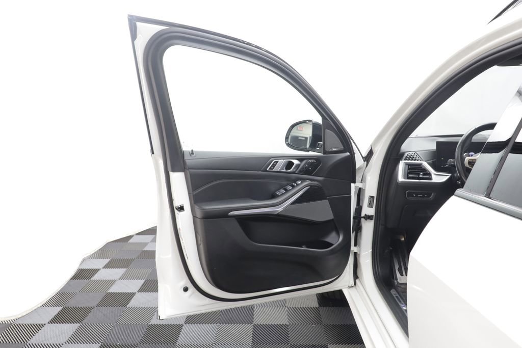 Certified 2024 BMW X7 xDrive40i w/ M Sport Package image 5