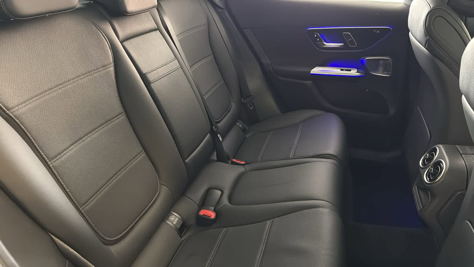 Used 2025 Mercedes-Benz GLC 300 4MATIC image 40