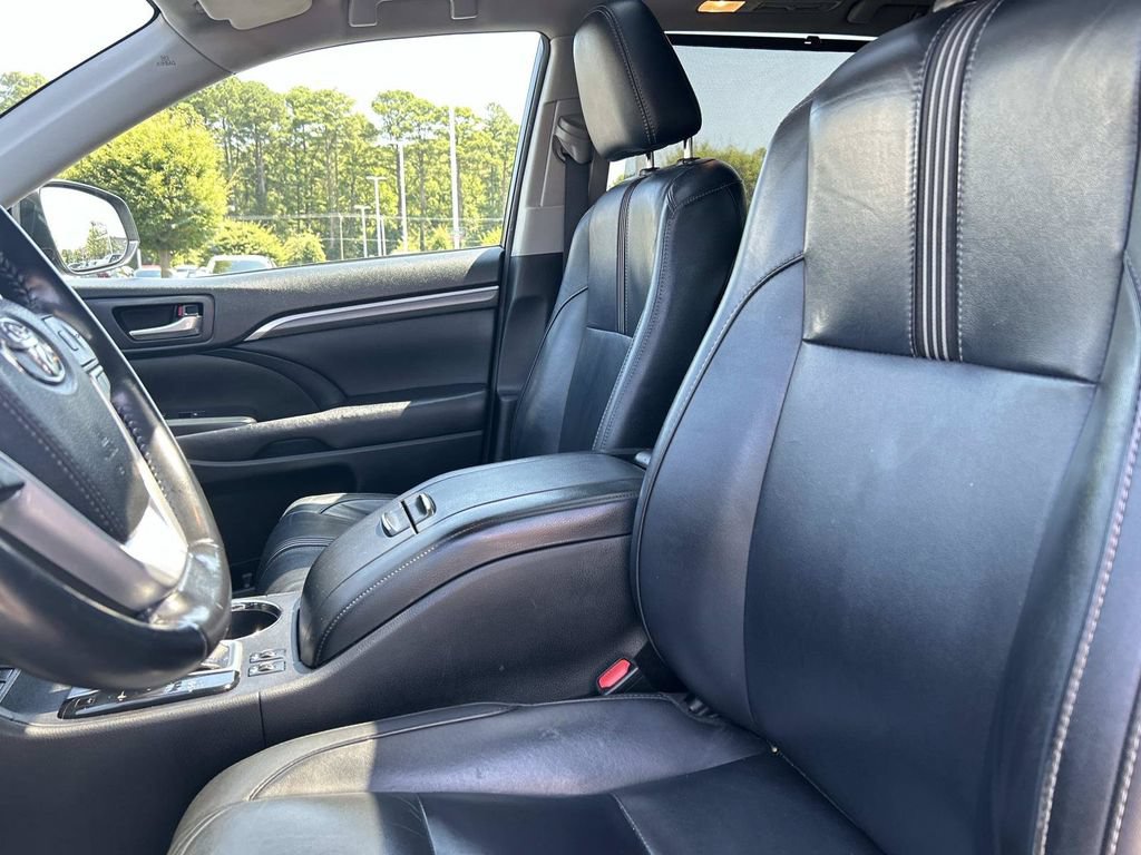 Used 2017 Toyota Highlander SE AWD/4WD image 25