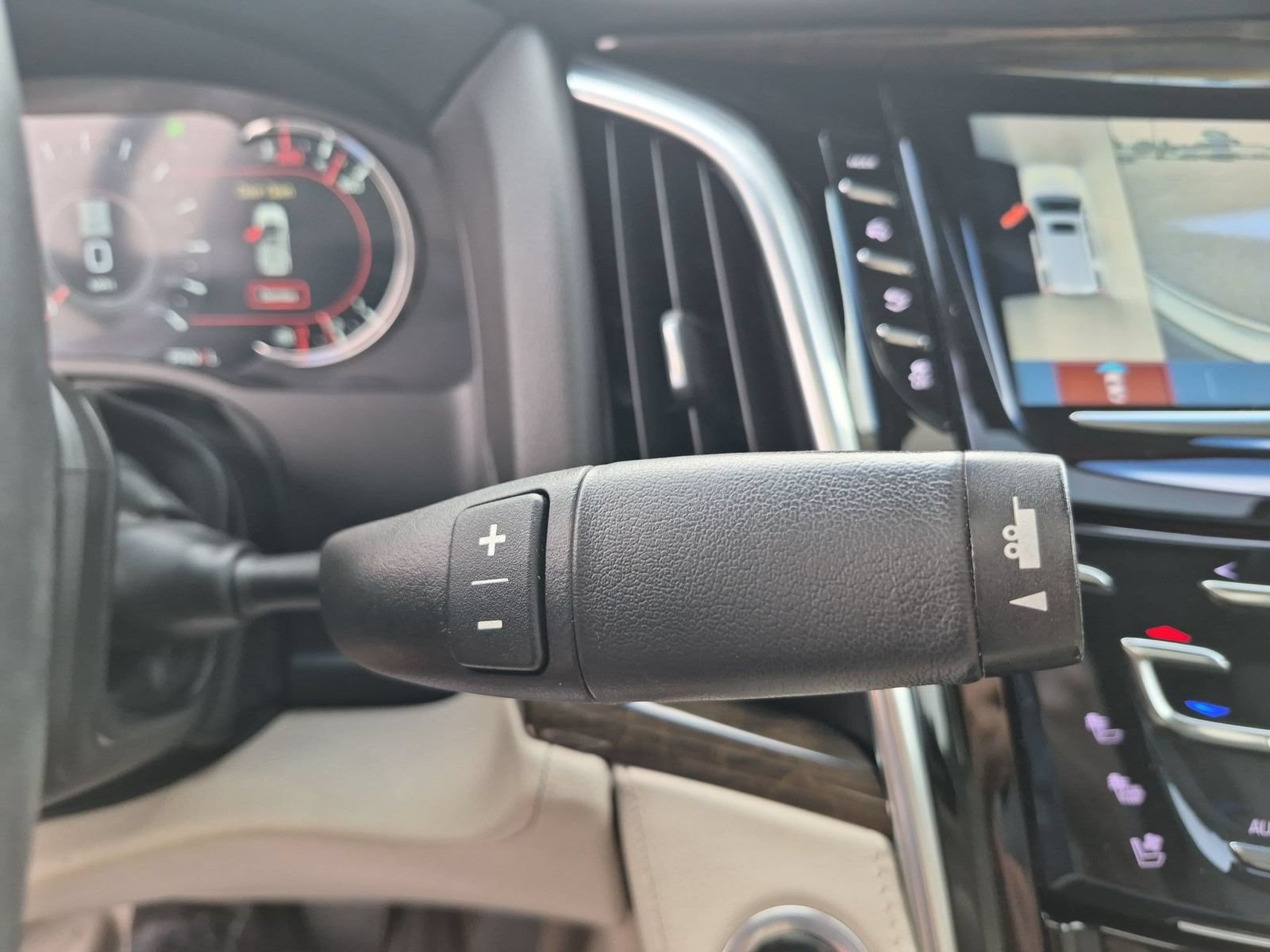 Certified 2019 Cadillac Escalade Luxury RWD image 16