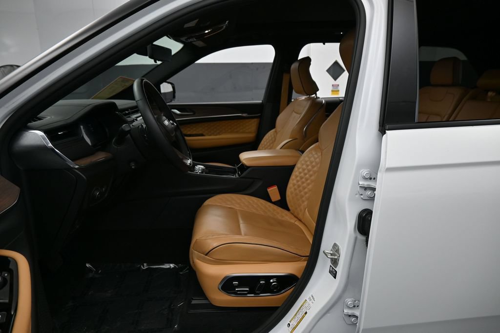 Used 2024 Jeep Grand Cherokee Summit w/ Adv Protech Group IV AWD/4WD image 11
