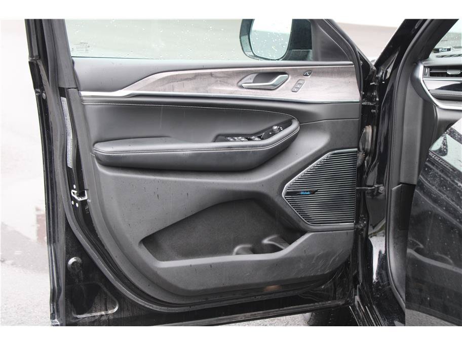 Used 2022 Jeep Grand Cherokee Overland w/ Luxury Tech Group IV AWD/4WD image 7