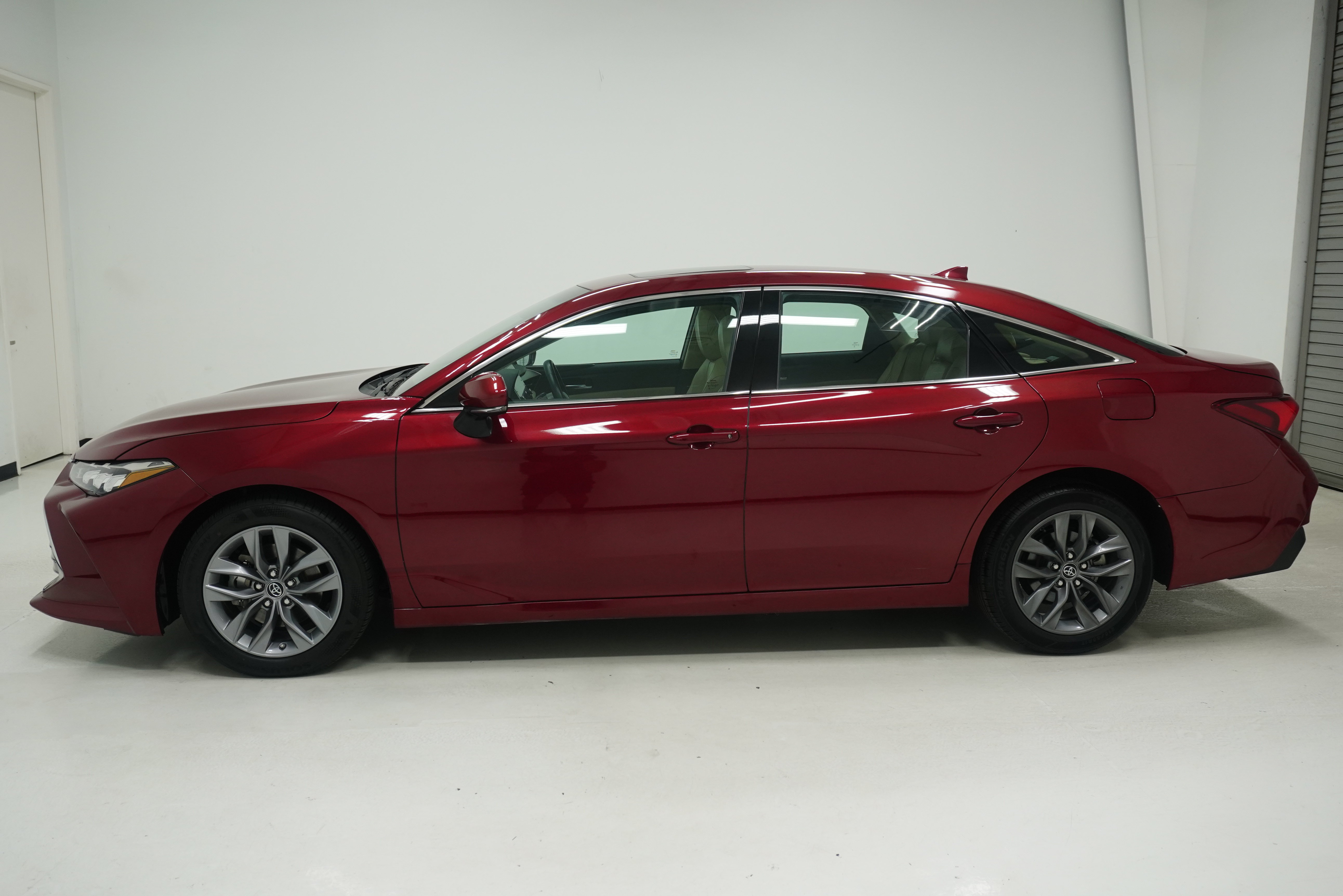 Used 2019 Toyota Avalon XLE w/ Moonroof Package FWD image 7