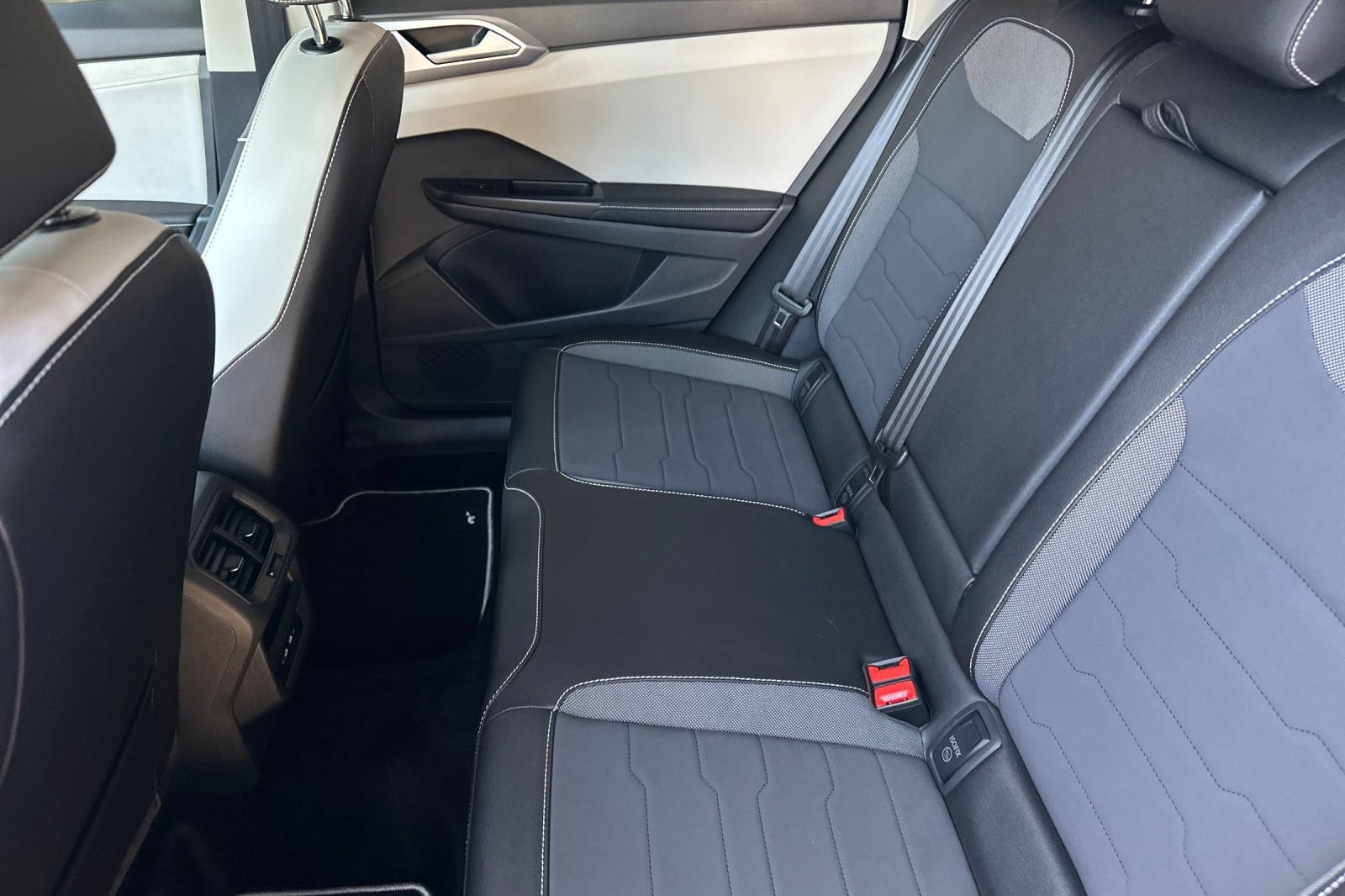 New 2026 Volkswagen Taos SE FWD image 10