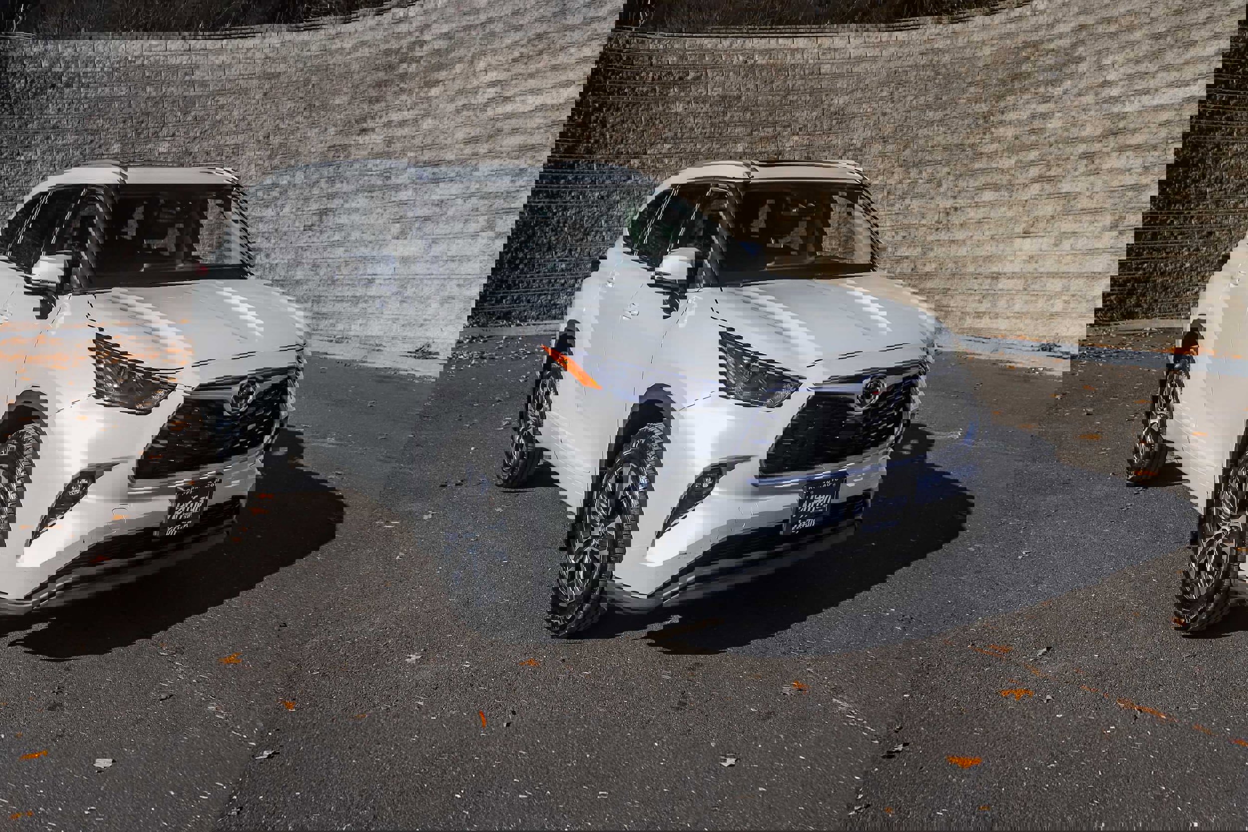 Used 2022 Toyota Highlander XLE image 2