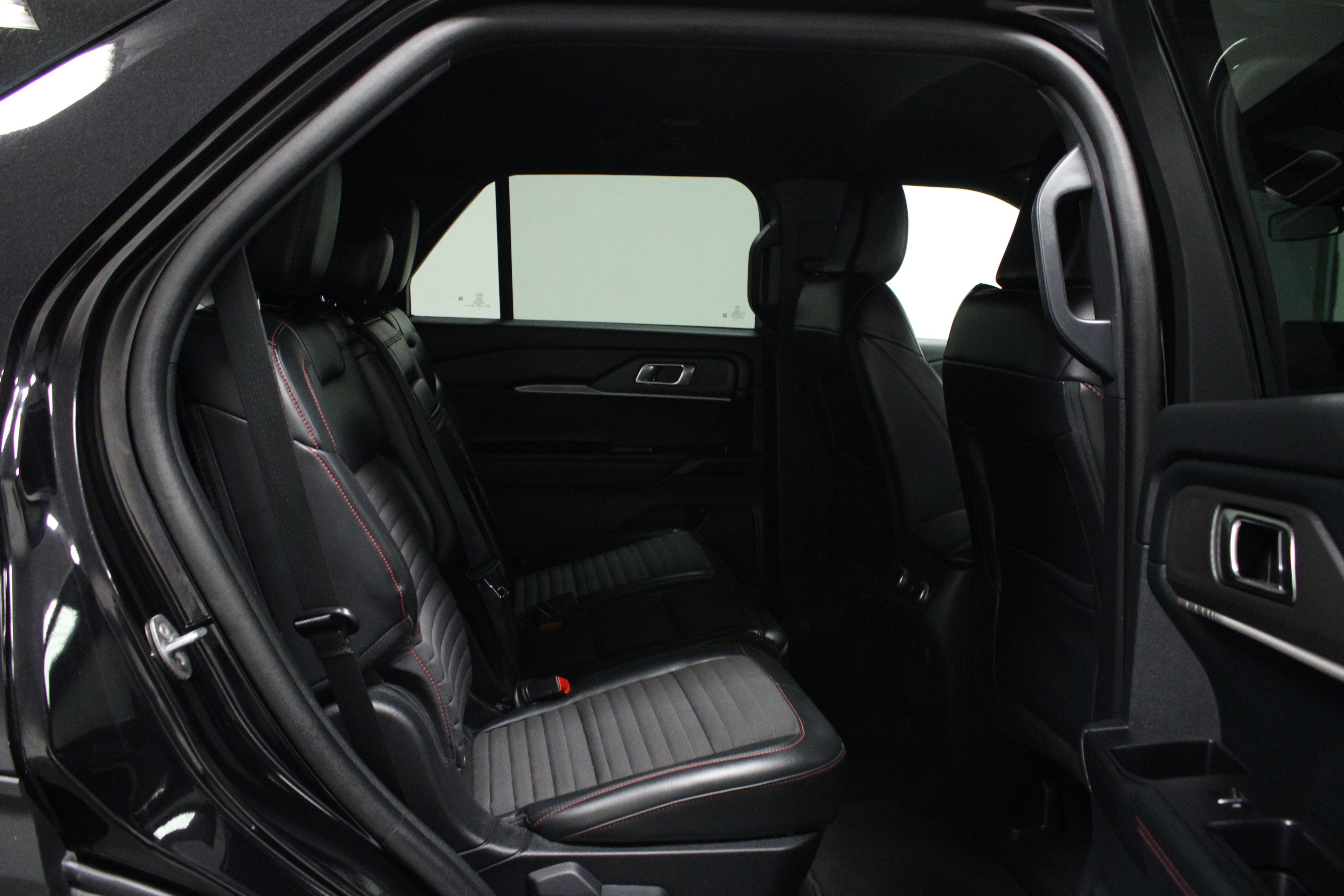 Used 2025 Ford Explorer ST-Line w/ ST-Line Street Pack AWD/4WD image 16