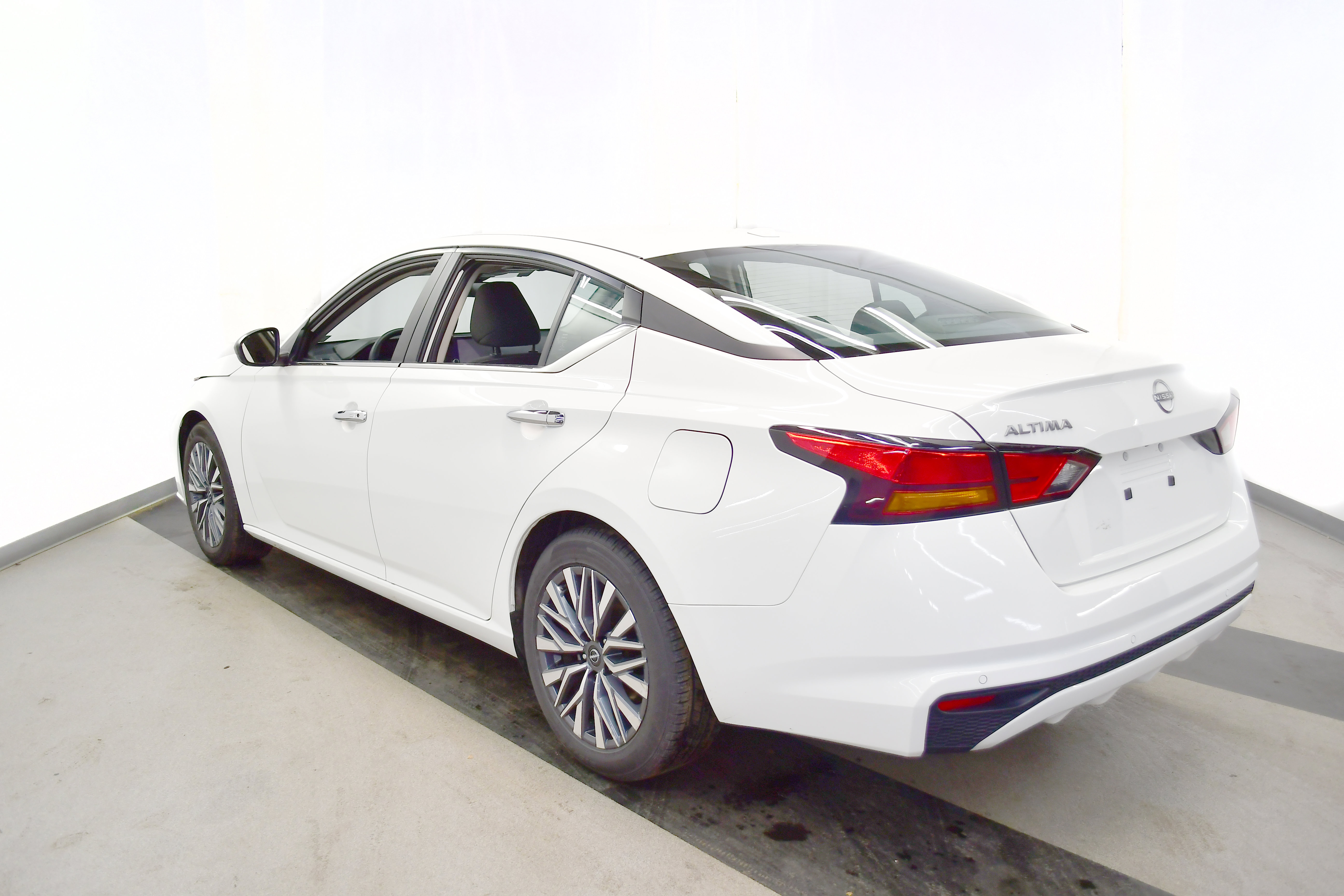 Used 2025 Nissan Altima 2.5 SV FWD image 5