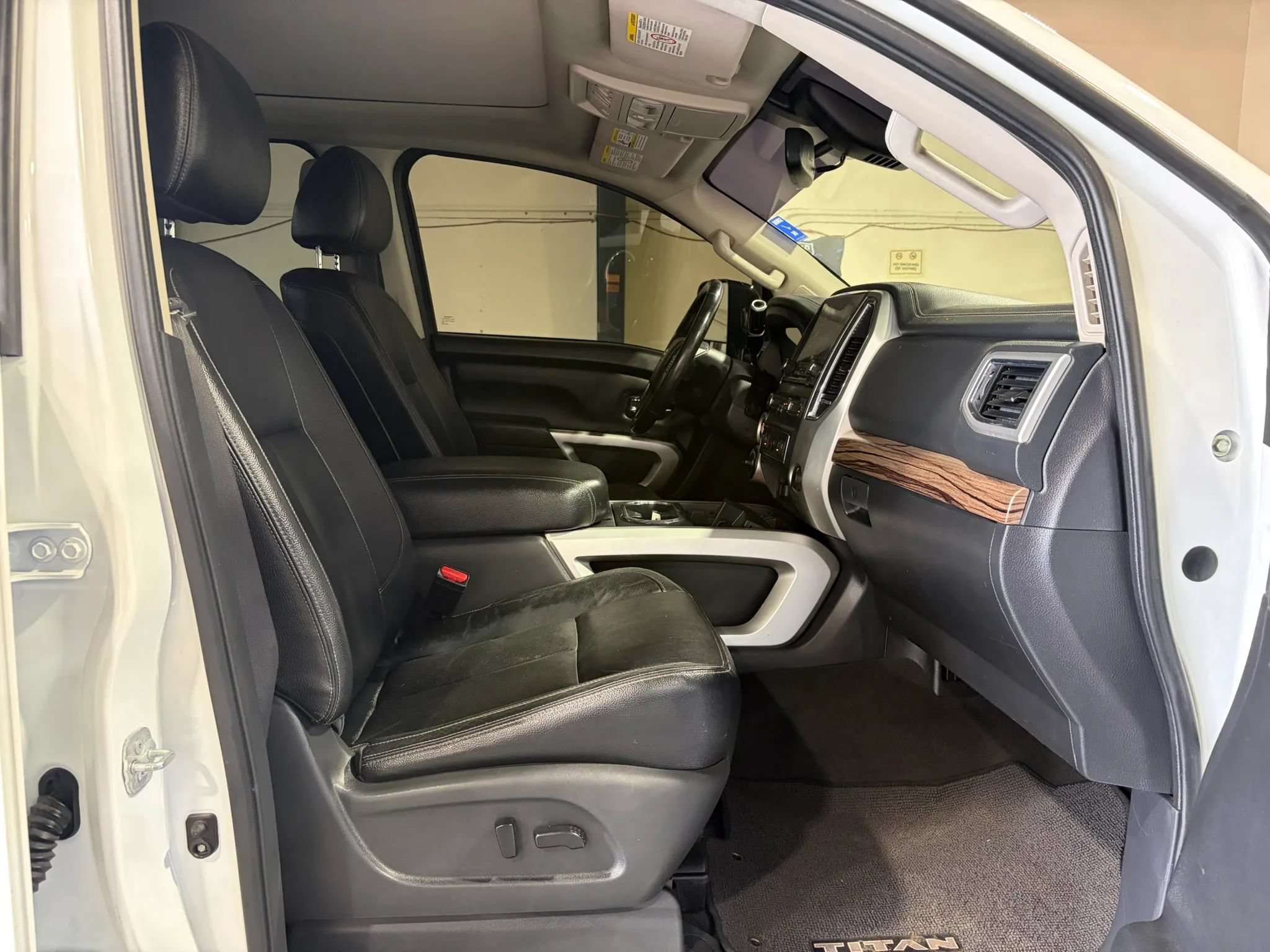 Used 2020 Nissan Titan SL w/ Moonroof Package AWD/4WD image 16