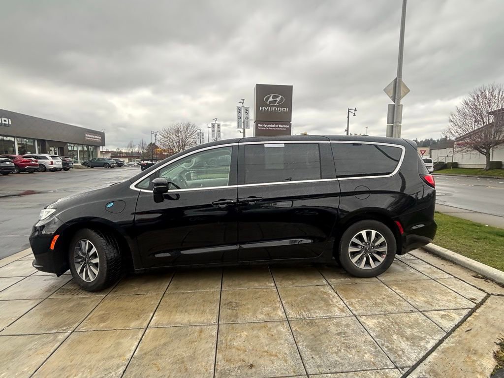 Used 2024 Chrysler Pacifica Select image 4