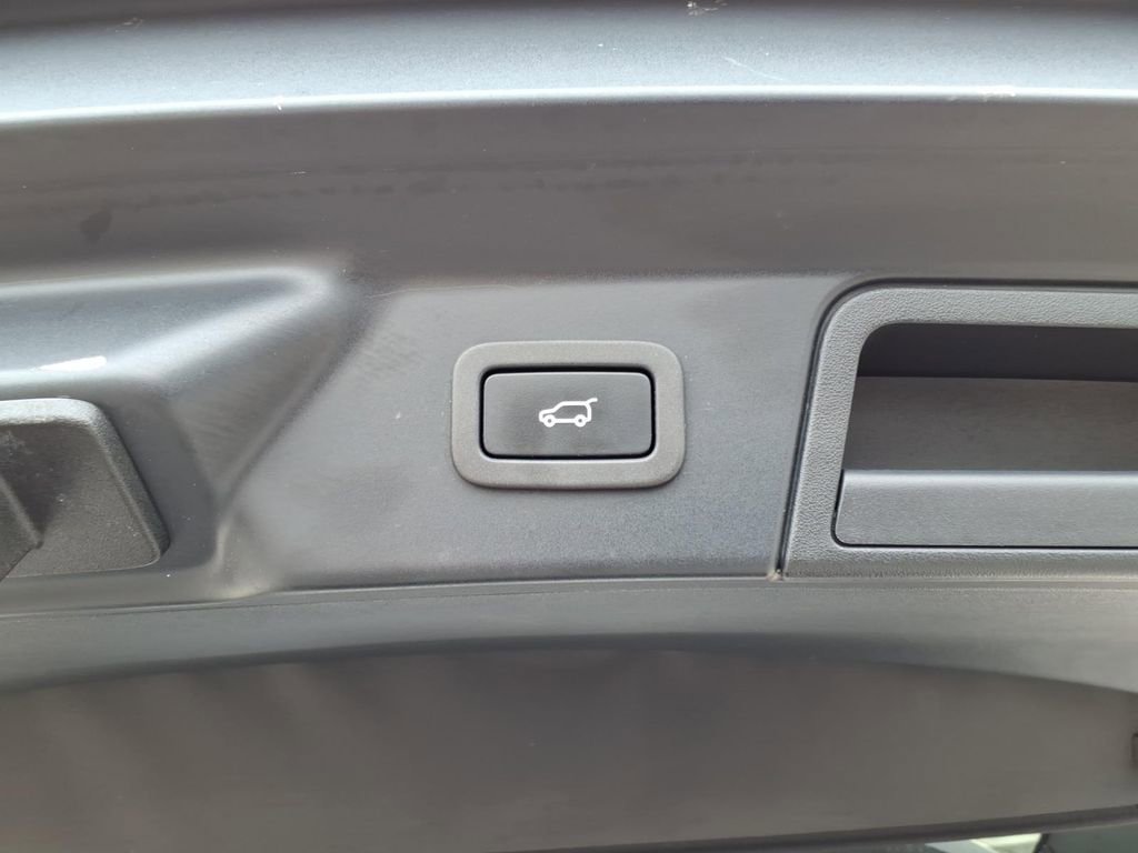 Used 2020 Land Rover Range Rover Velar S image 27