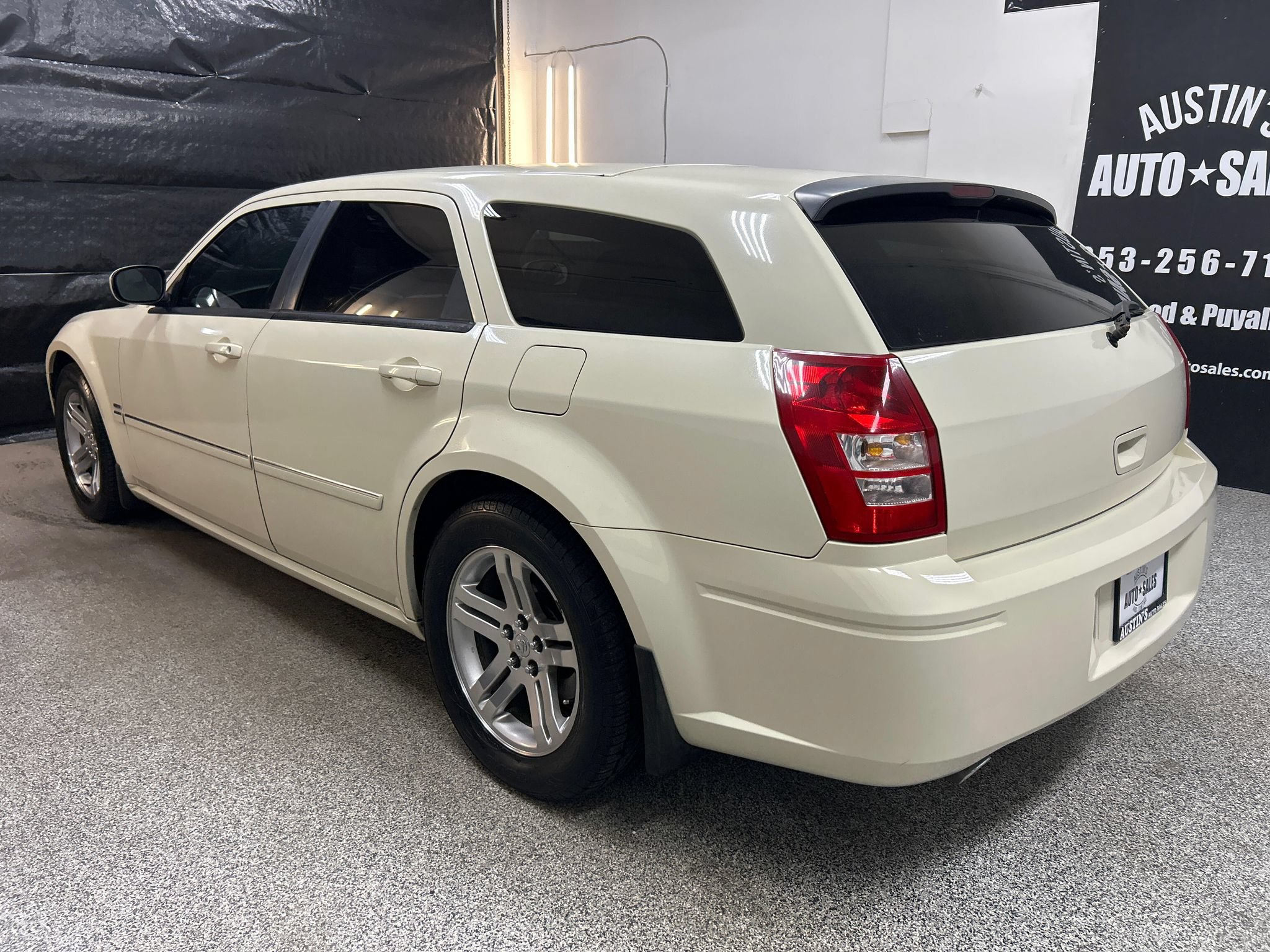 Used 2005 Dodge Magnum R/T w/ Convenience Group II RWD image 4