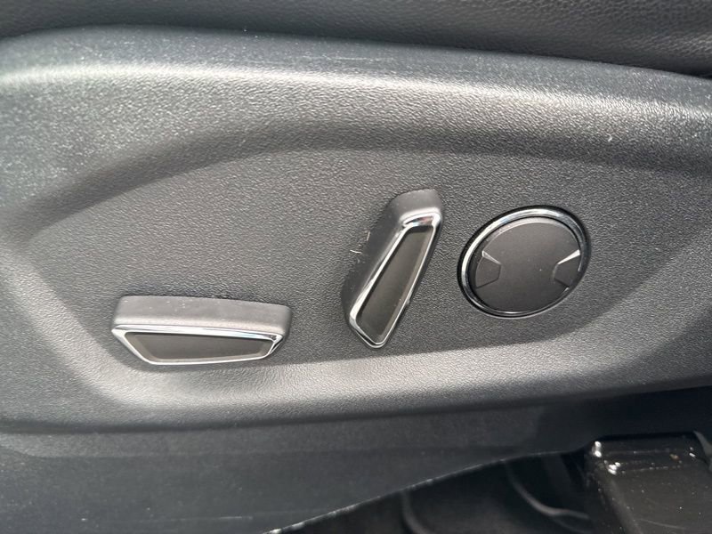 Used 2018 Ford Explorer XLT w/ Equipment Group 202A AWD/4WD image 10