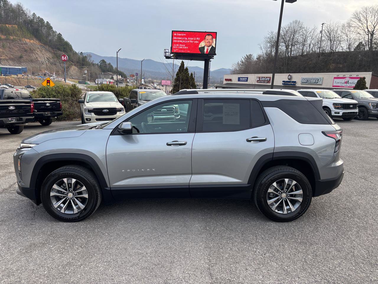 Used 2025 Chevrolet Equinox LT w/ Safety and Technology Package FWD image 2