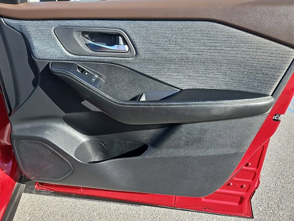 Used 2023 Nissan Rogue SV image 33