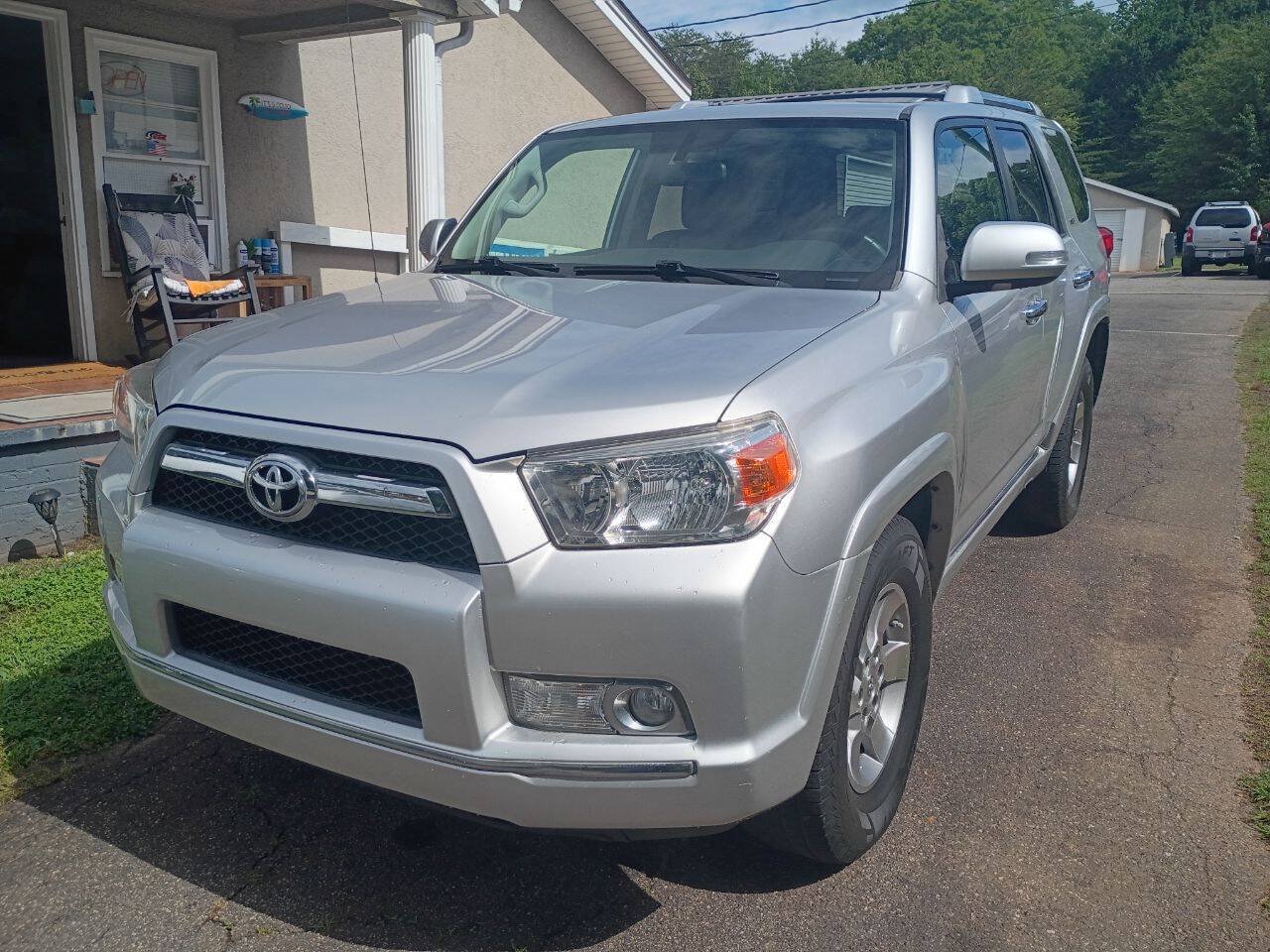 Used 2010 Toyota 4Runner SR5 w/ Premium Pkg w/Leather AWD/4WD image 3