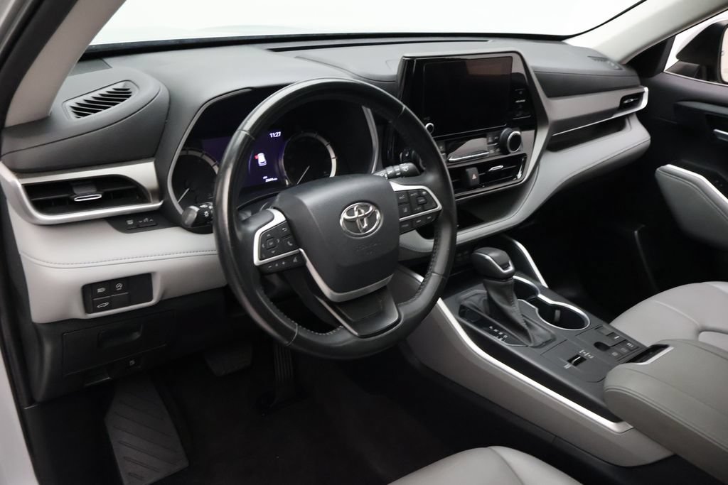 Used 2023 Toyota Highlander XLE FWD image 15