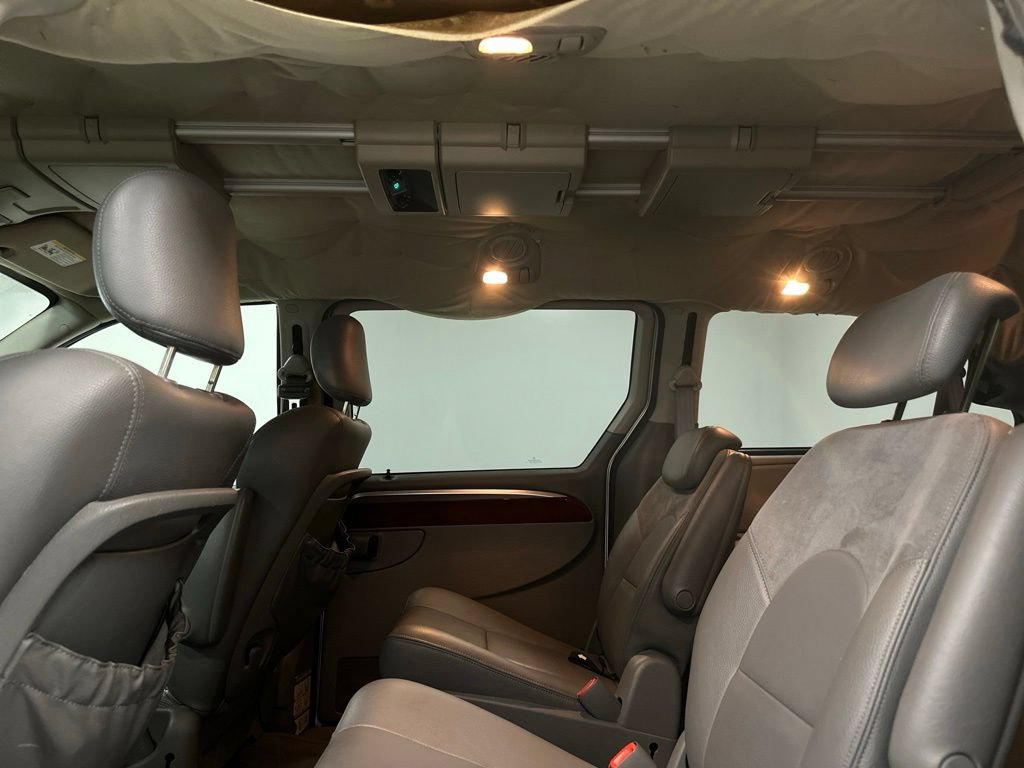 Used 2005 Chrysler Town & Country Limited FWD image 21