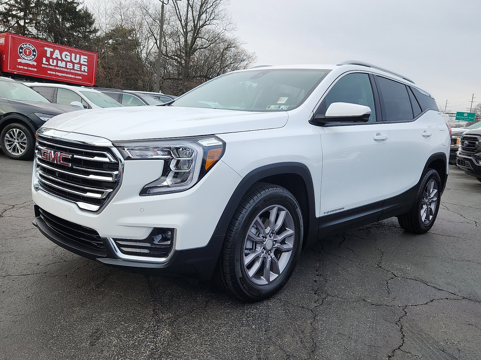 Used 2024 GMC Terrain SLT w/ Infotainment Package II image 3