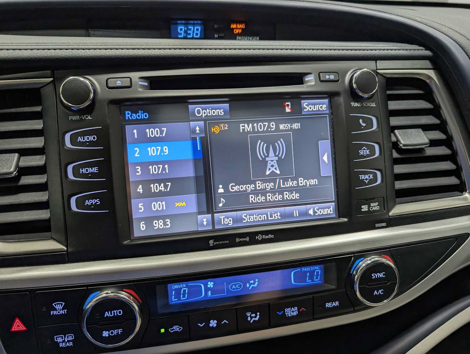Used 2019 Toyota Highlander XLE AWD/4WD image 25
