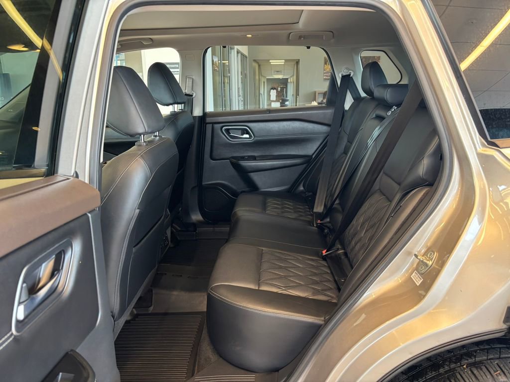 Used 2021 Nissan Rogue Platinum image 27