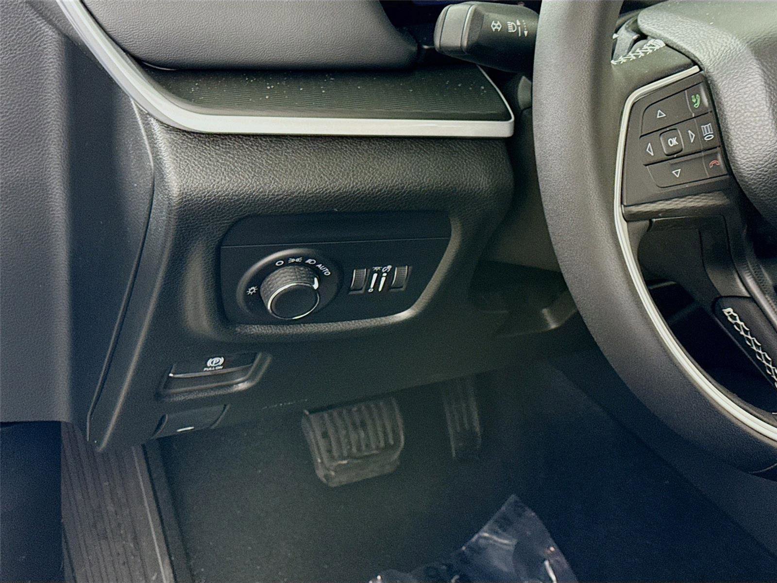 New 2025 Jeep Grand Cherokee Altitude image 5