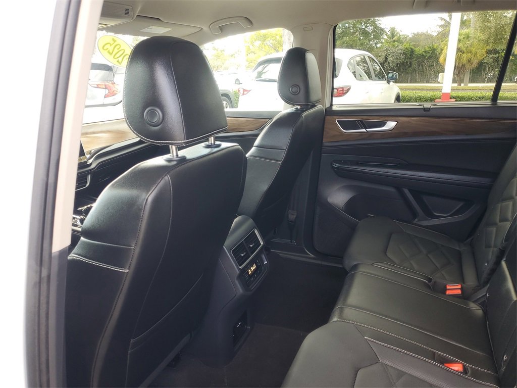 Used 2025 Volkswagen Atlas SE image 12