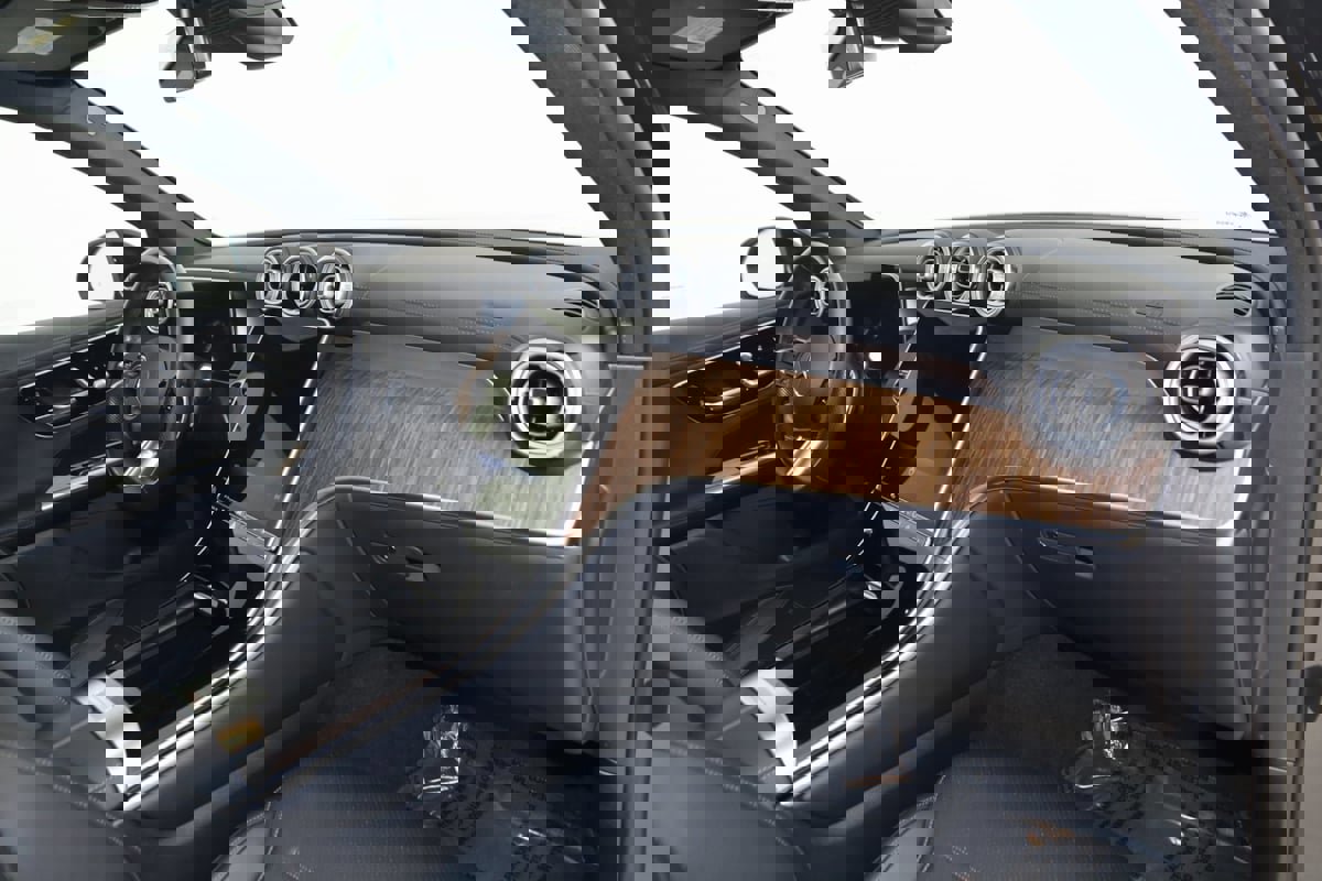 Used 2025 Mercedes-Benz GLC 300 4MATIC SUV image 49