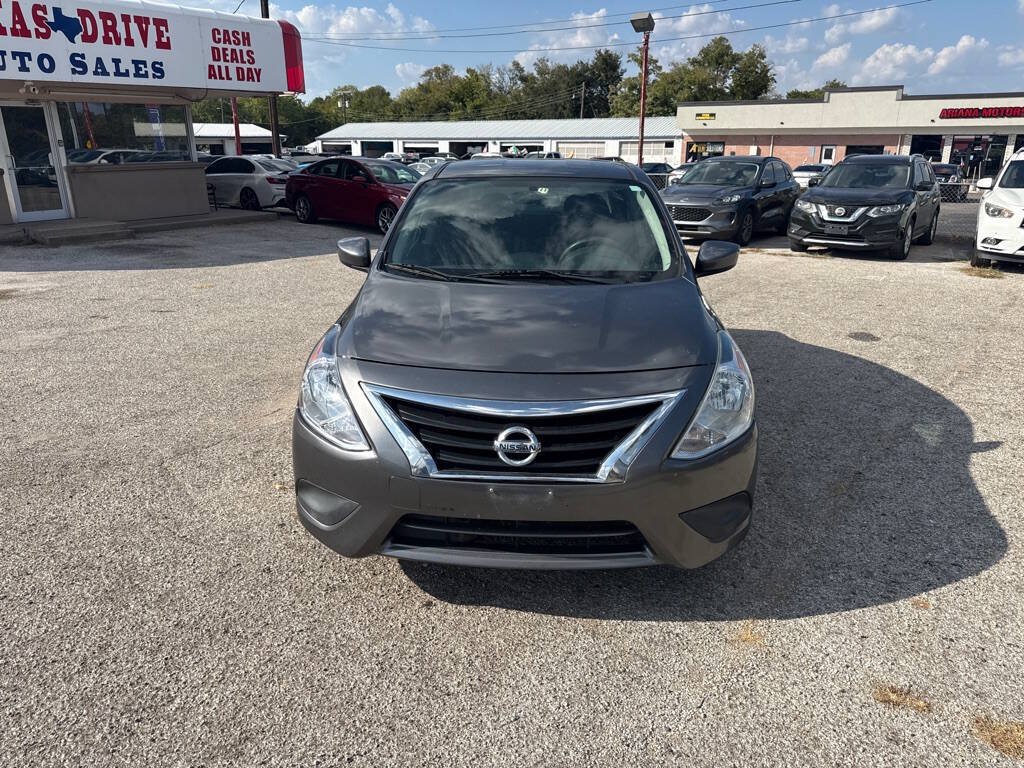 Used 2019 Nissan Versa SV FWD image 3