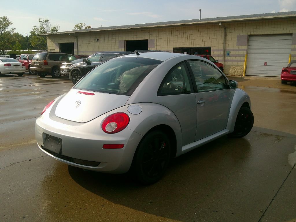 Used 2010 Volkswagen Beetle Coupe FWD image 4