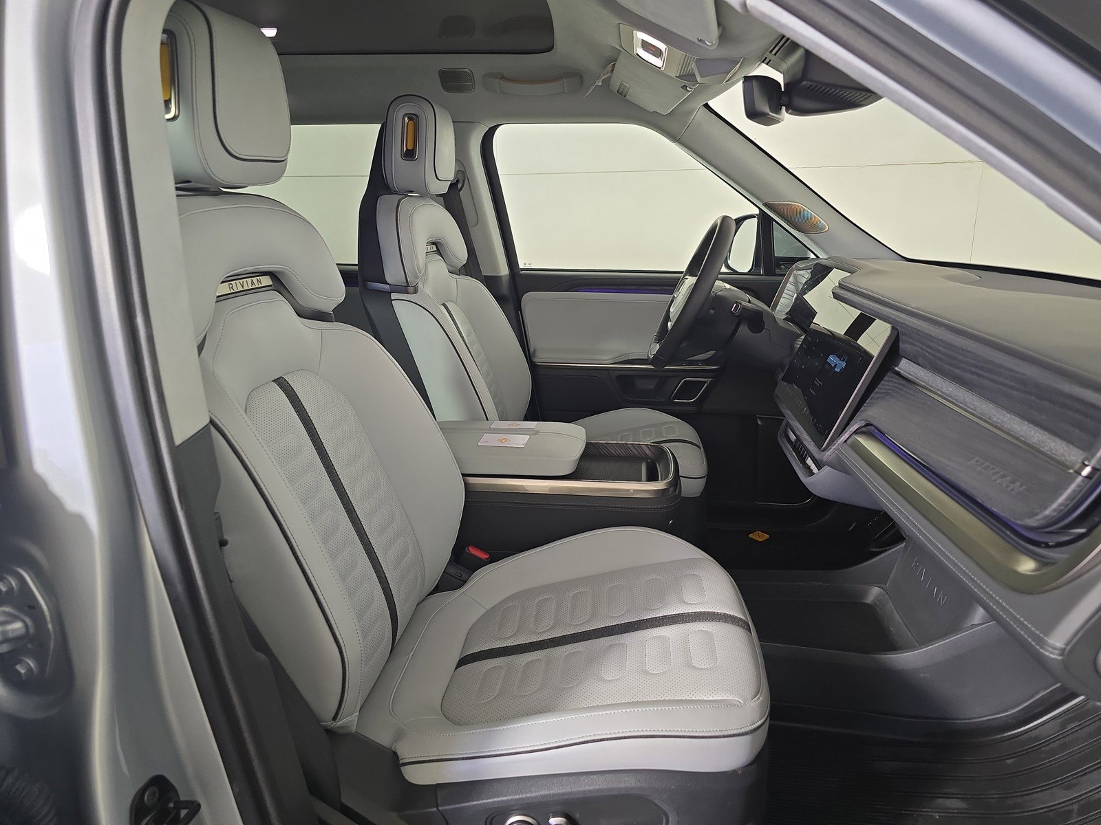 Used 2024 Rivian R1S Adventure AWD/4WD image 24