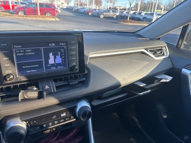 Used 2019 Toyota RAV4 LE image 9